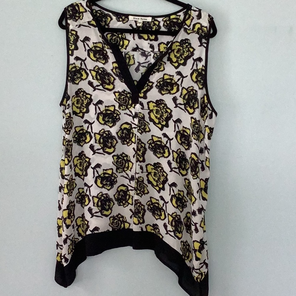 Black Rainn black/yellow floral tank with black trim at neck, armpits hem. Sz XL